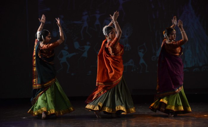 Sarvatra Nritya - Ovi of Maharashtra