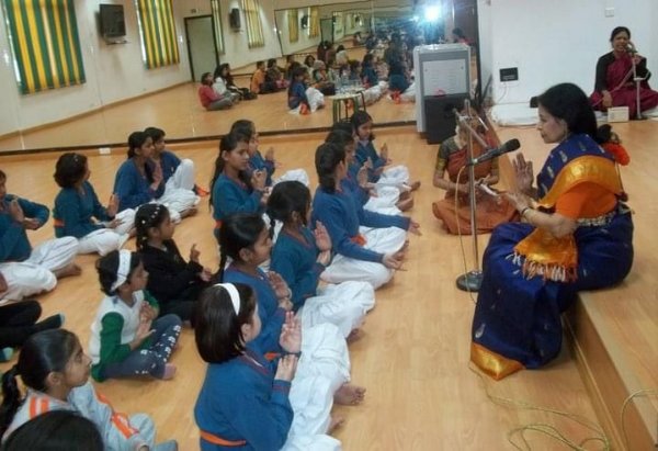 Saroja Vaidyanathan taking class