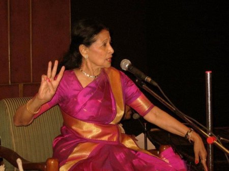 Saroja Vaidyanathan taking class