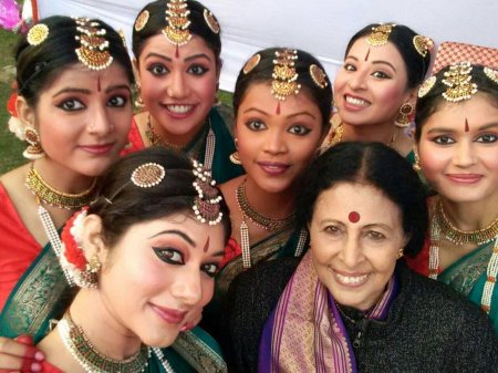 Saroja Vaidyanathan with her students