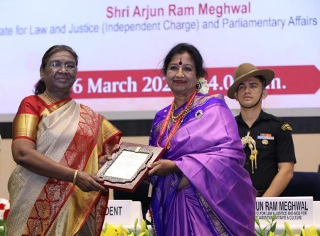 Pusthakam Ramaa receives award from President Droupadi Murmu