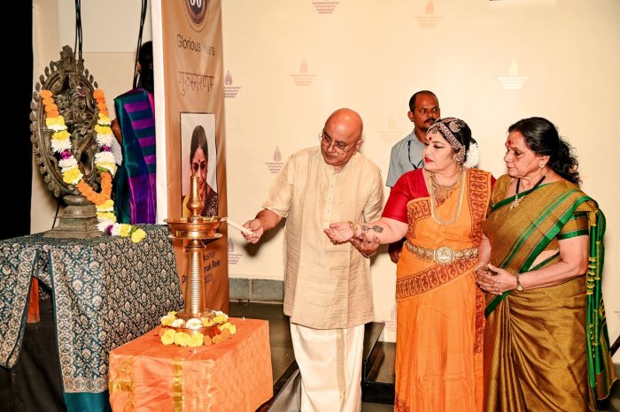 Deepak Mazumdar, Dr Uma Rele and Ambika Vishwanath tributes to Dr Kanak Rele
