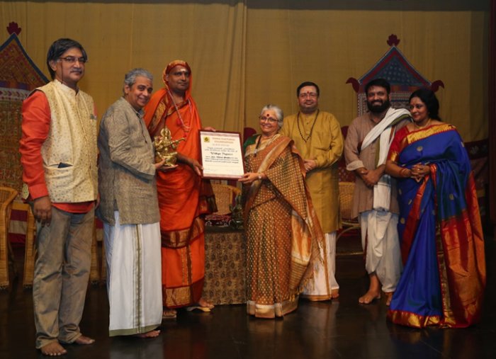 Guru Minal Prabhu receiving the award