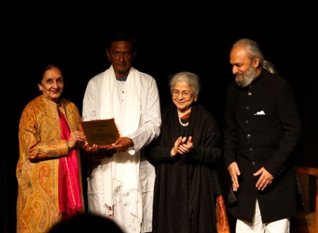 Pt Harish Gangani receiving the award