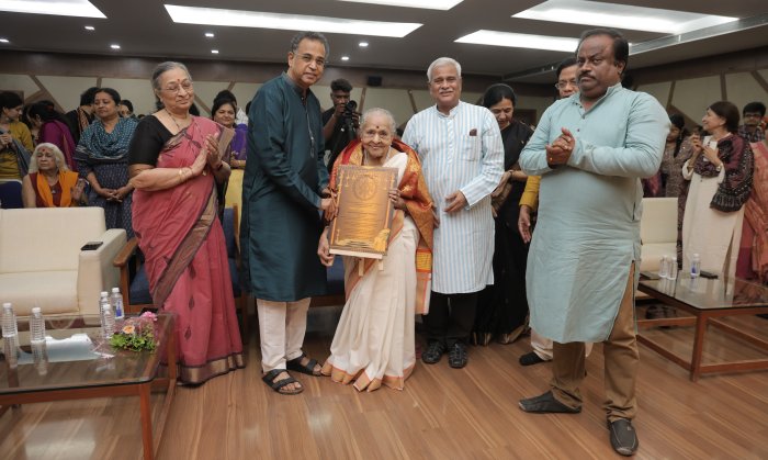 Lifetime Achievement Award to Guru Elakshiben Thakore