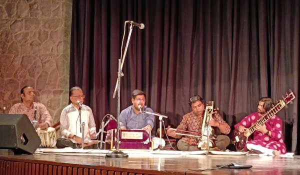 Minu Garu's music accompanists