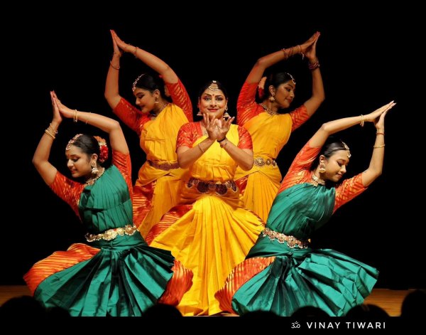 Anupama Thakurda  and group