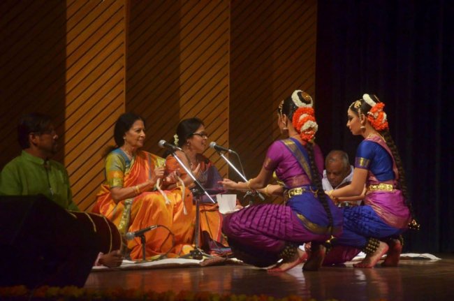 Saroja Vaidyanathan conducting a recital