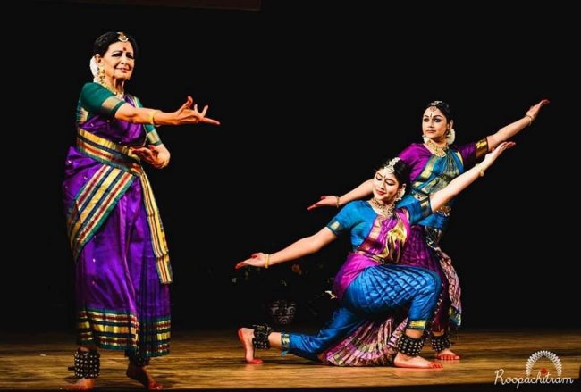 Saroja performing with Rama and Dakshina