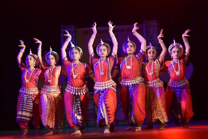 Aarya Nande with Nritya Shreedhara group