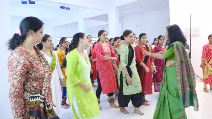 Dr. Shovana Narayan teaches tihais at the workshop