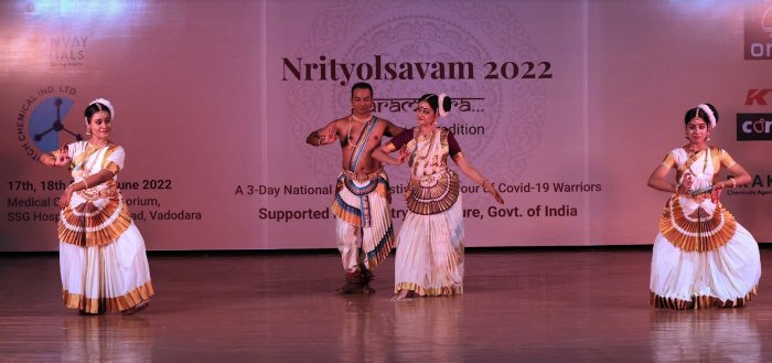 Ayswaria Wariar with disciples Manimaran Ilangovan, Wincy Fernandez, Manjima P