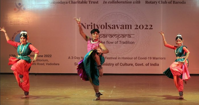 Vasant Kiran and disciples Athira Sajeev and Sandra JS