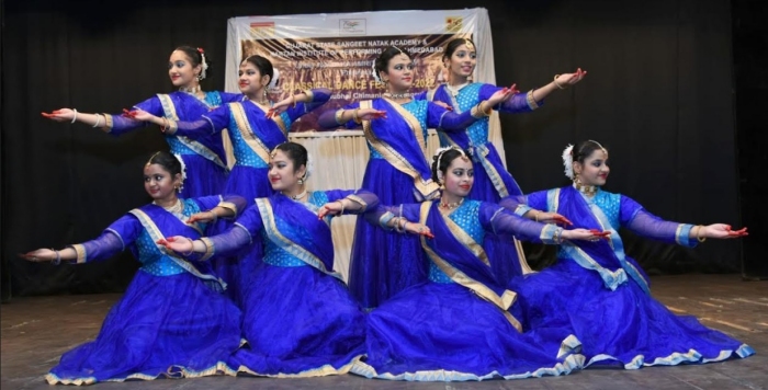 Pratibha Raghuvanshi and group