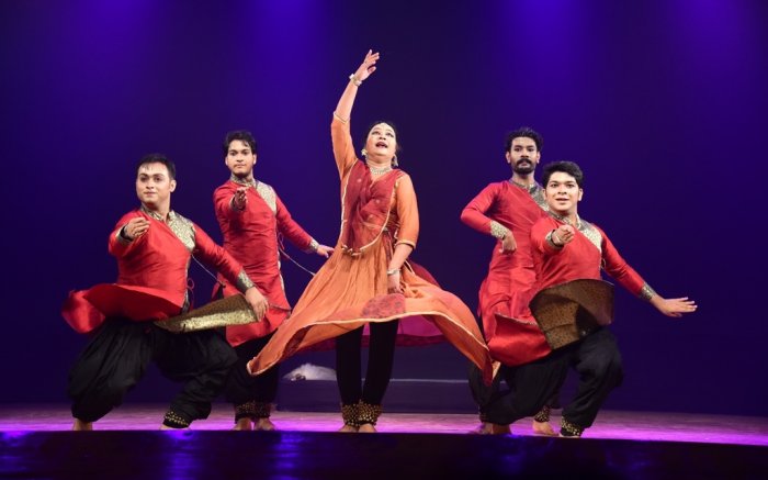 Paramita Maitra and dancers of Nrityangan Kathak Kendra