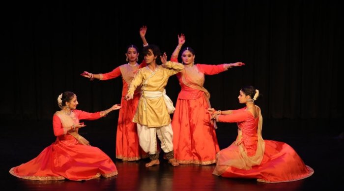 Students of Kathak Kendra