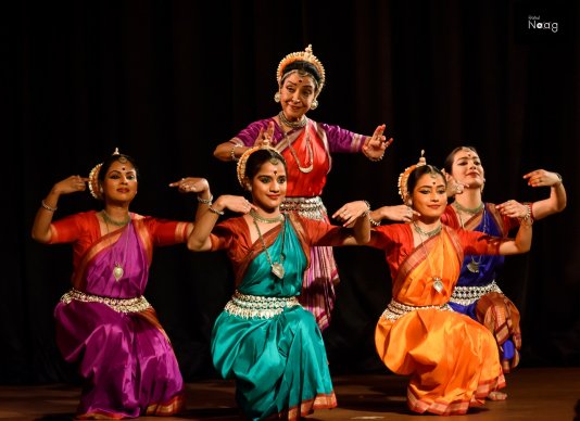 Madhavi Mudgal and disciples