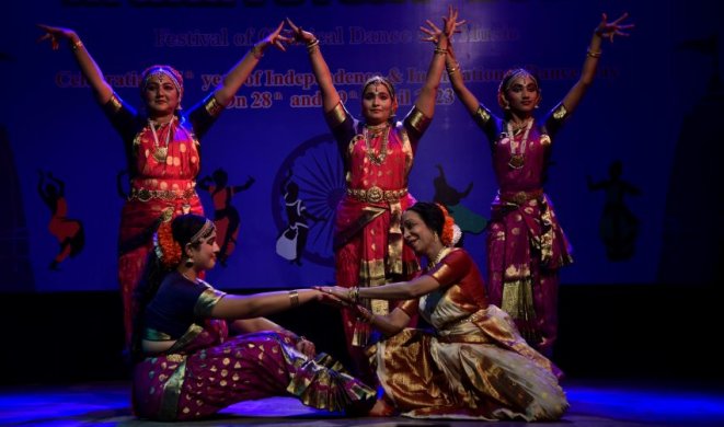 Lata Surendra & disciples