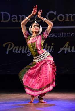 Dekhiba  Para  Asare by Suchismita Sahoo