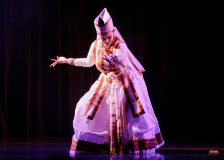 Perrine Legoullon as sutradhar