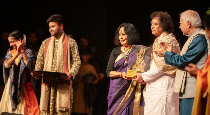 Ustad Zakir Hussain receives award from Sonal Mansingh