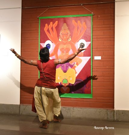 Dr. S Vasudevan performing before painting of Chandy by Himanshu