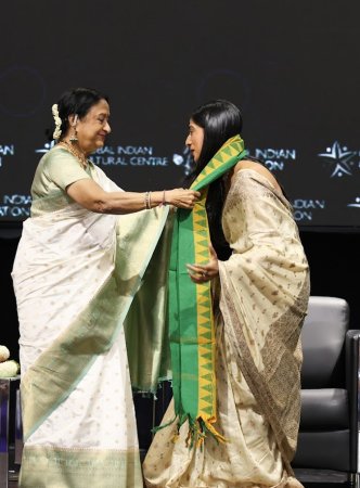Nikita Menon
                    receiving the Neila Sathyalingam Award