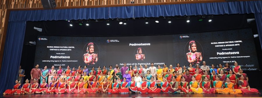 Participating Bharatanatyam
                gurus, dancers and organisers with Dr Padma
                Subrahmanyam