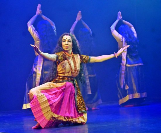 Lata Surendra and disciples