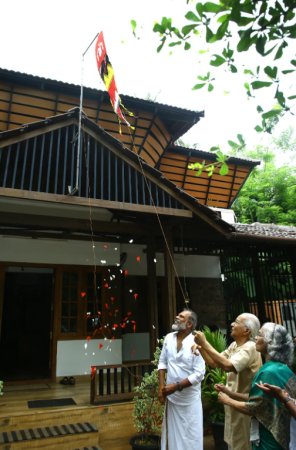 Dakshina Mukuram - Kodiyettam