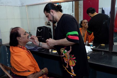 Surya Rao doing makeup for Chandrashekhar Navada